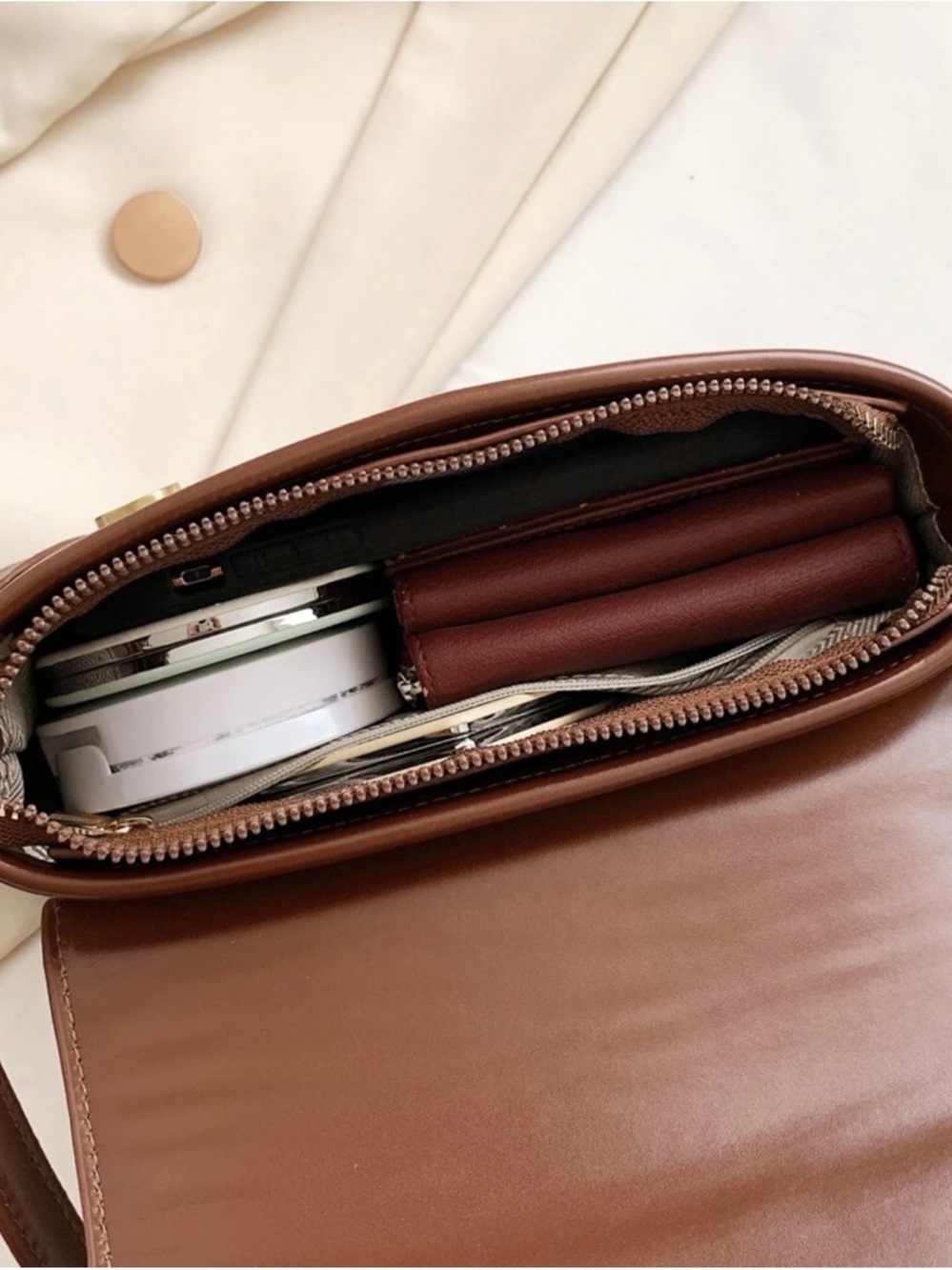 Classic Two-Tone Brown and Cream Vintage style Crossbody Bag - Picture 3 of 10